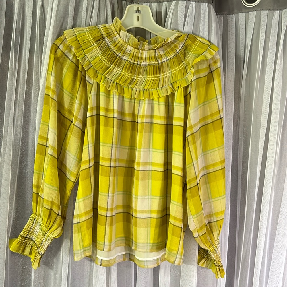 Beautiful Small Petite EUC Ann Taylor blouse!  Gorgeous collar!  Buttoned back!